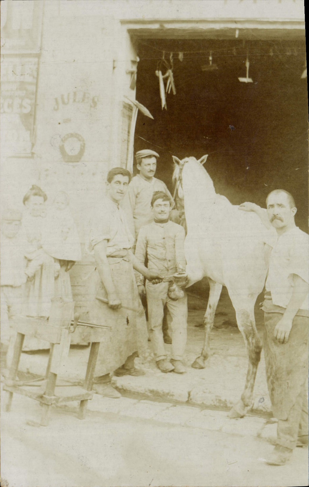 Groupe de personnes et cheval devant une boutique — JULES — éditeur inconnu