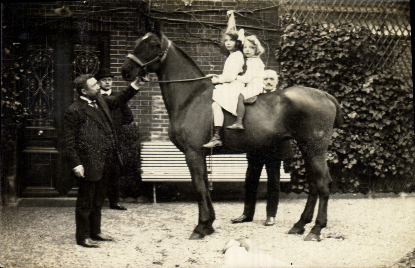 Deux enfants sur un cheval — scène de jardin — E. TAILLOT Photo, 18, Rue des Cocusmes, Paris