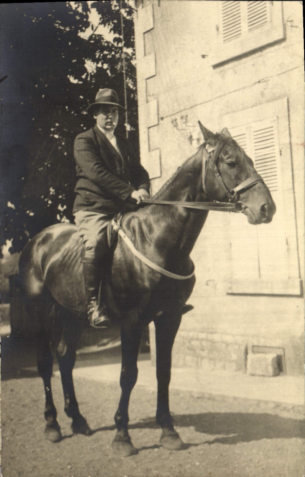 Homme à cheval — devant bâtiment à volets — CPAPHIL