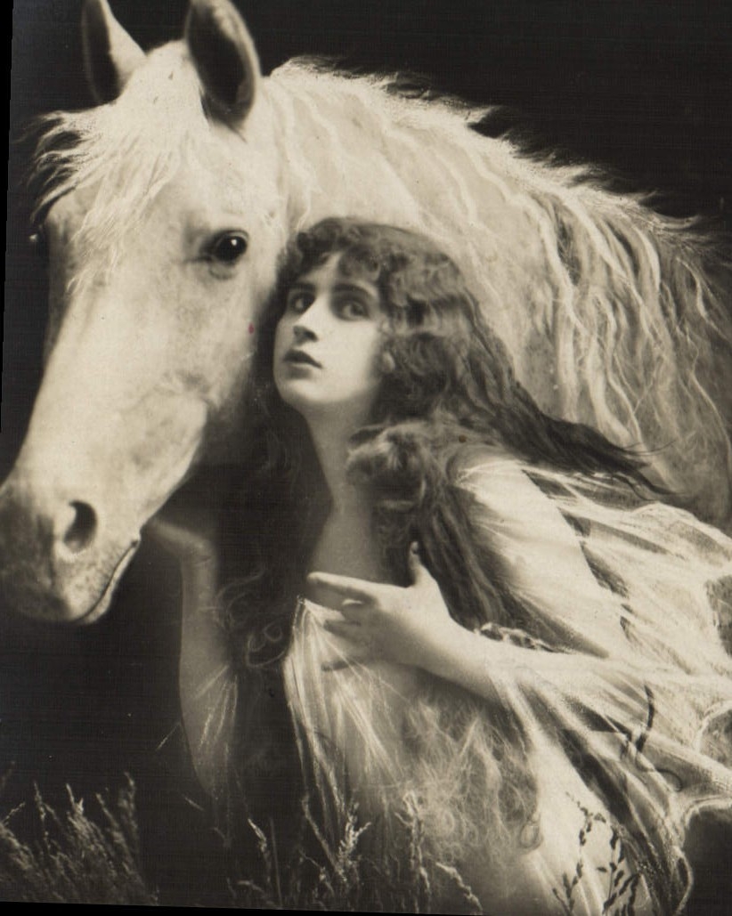 Femme et cheval blanc — scène poétique — éditeur non visible
