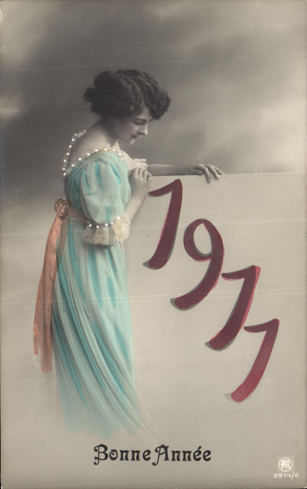 Femme en robe bleue — Bonne Année 1977 — éditeur PR, n° 2514/6