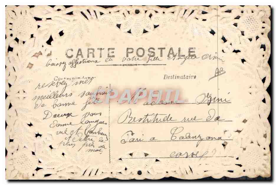 Main tenant un bouquet de roses — 'Je porte bonheur' — Carte postale ornée de dentelle — Verso