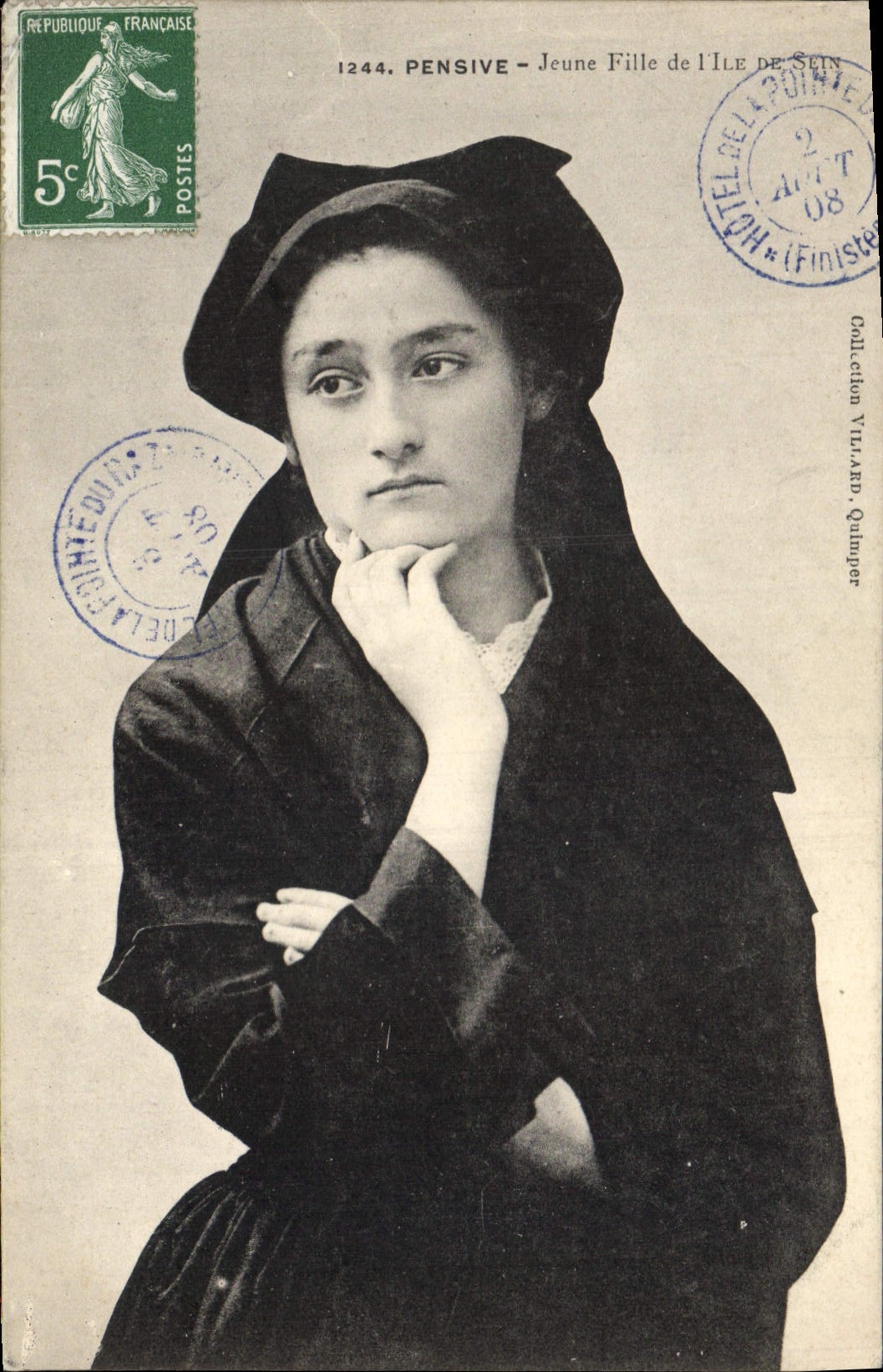 CPA Folklore Pensive Jeune fille de l'Ile de Sein
