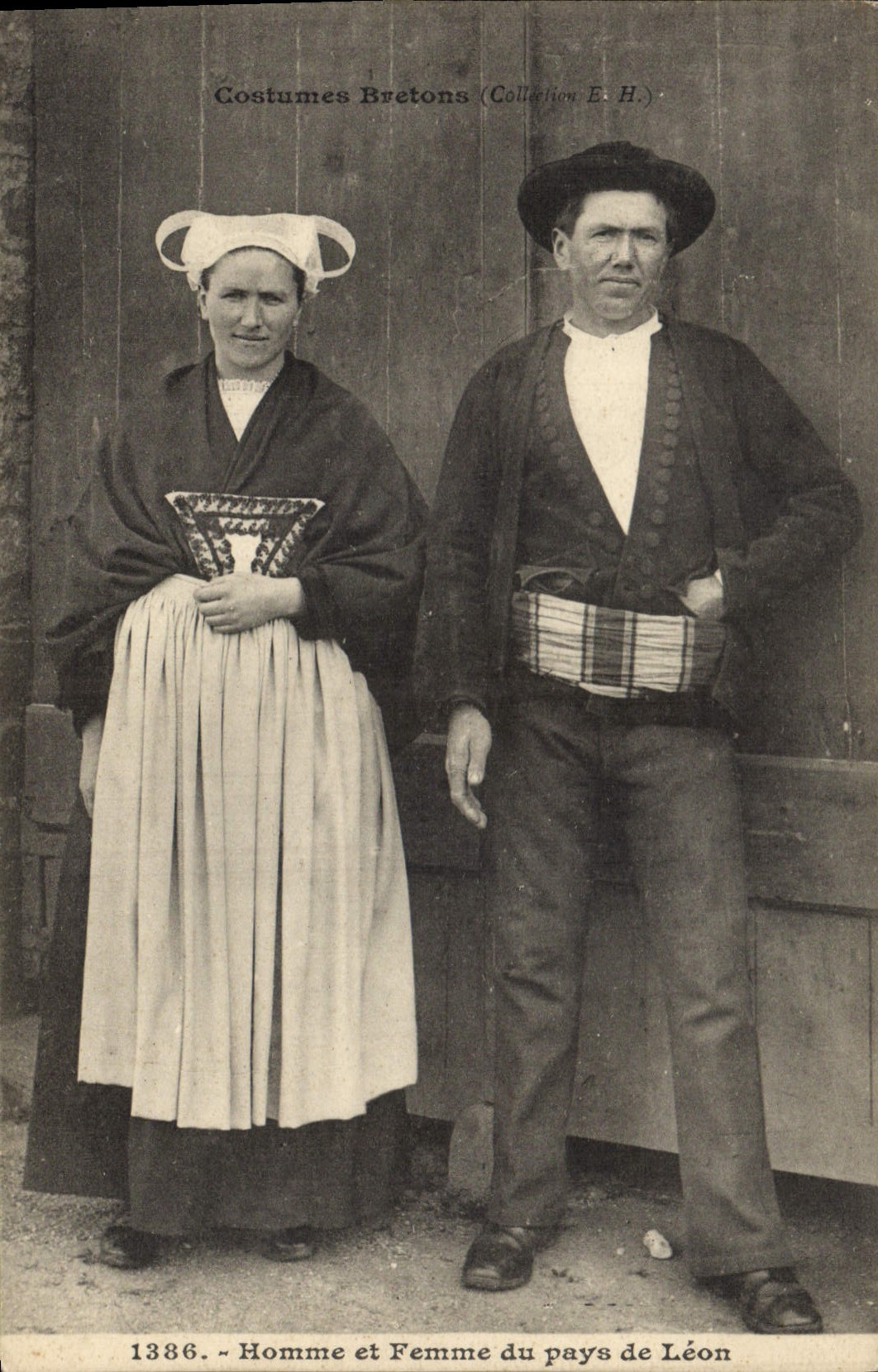 CPA Folklore Homme et Femme du Pays de Leon 