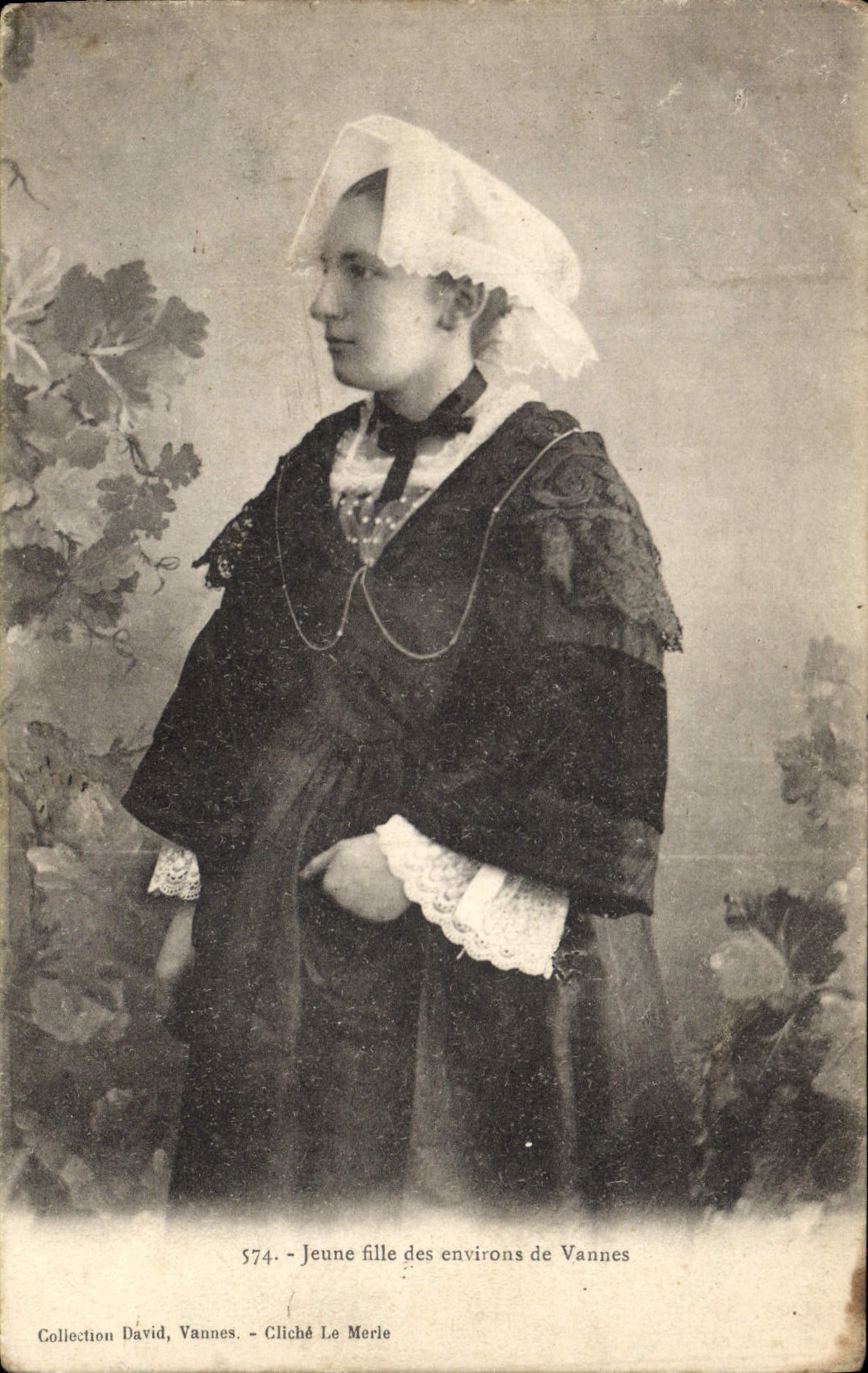 CPA Folklore Jeune fille des environs de Vannes