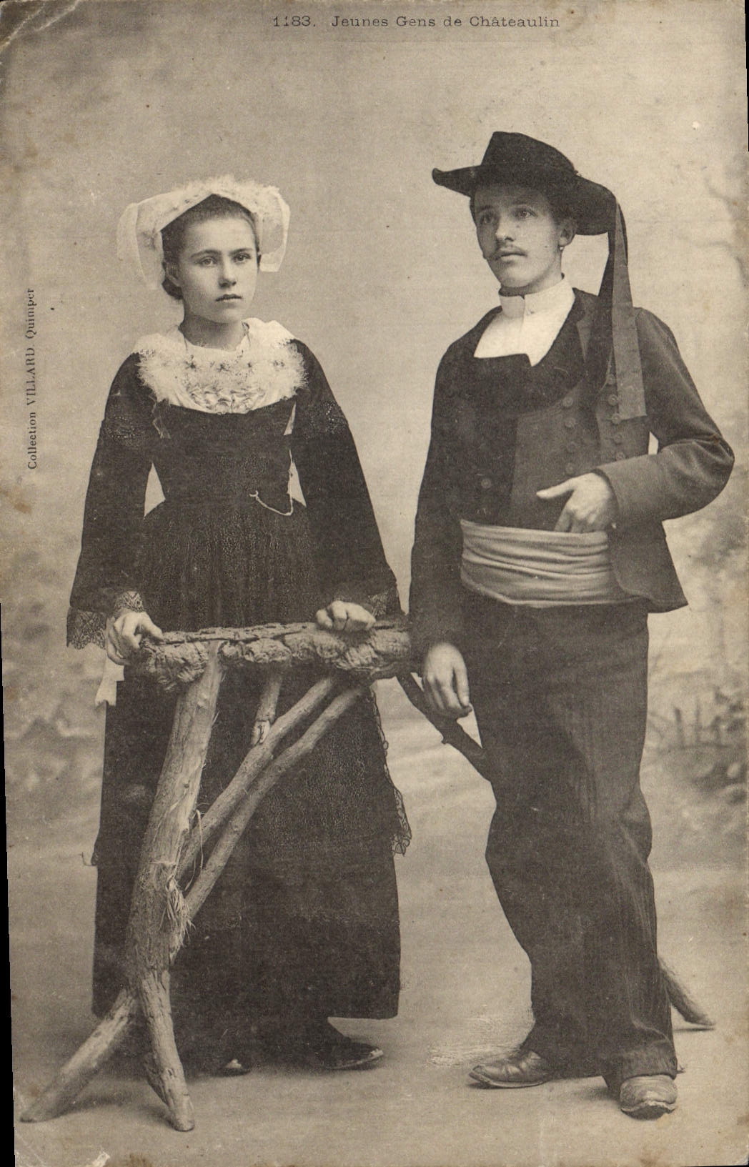 CPA Folklore Jeunes gens de Chateaulin