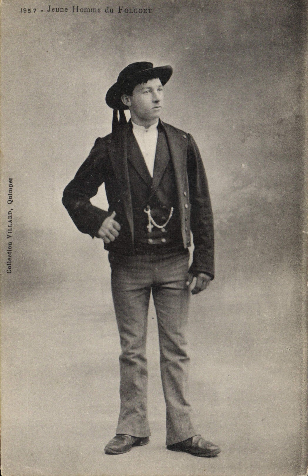 CPA Folklore Jeune homme de Folgoet