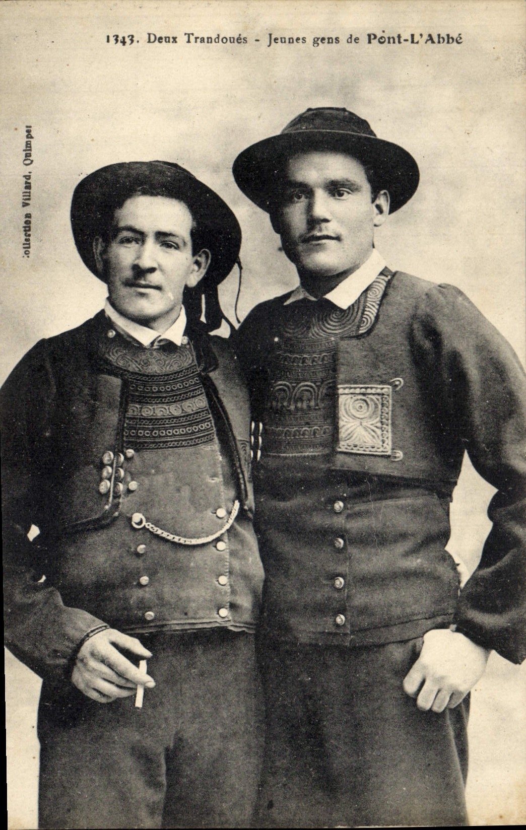 CPA Folklore Deux Trandoues Jeunes gens de Pont L'Abbe