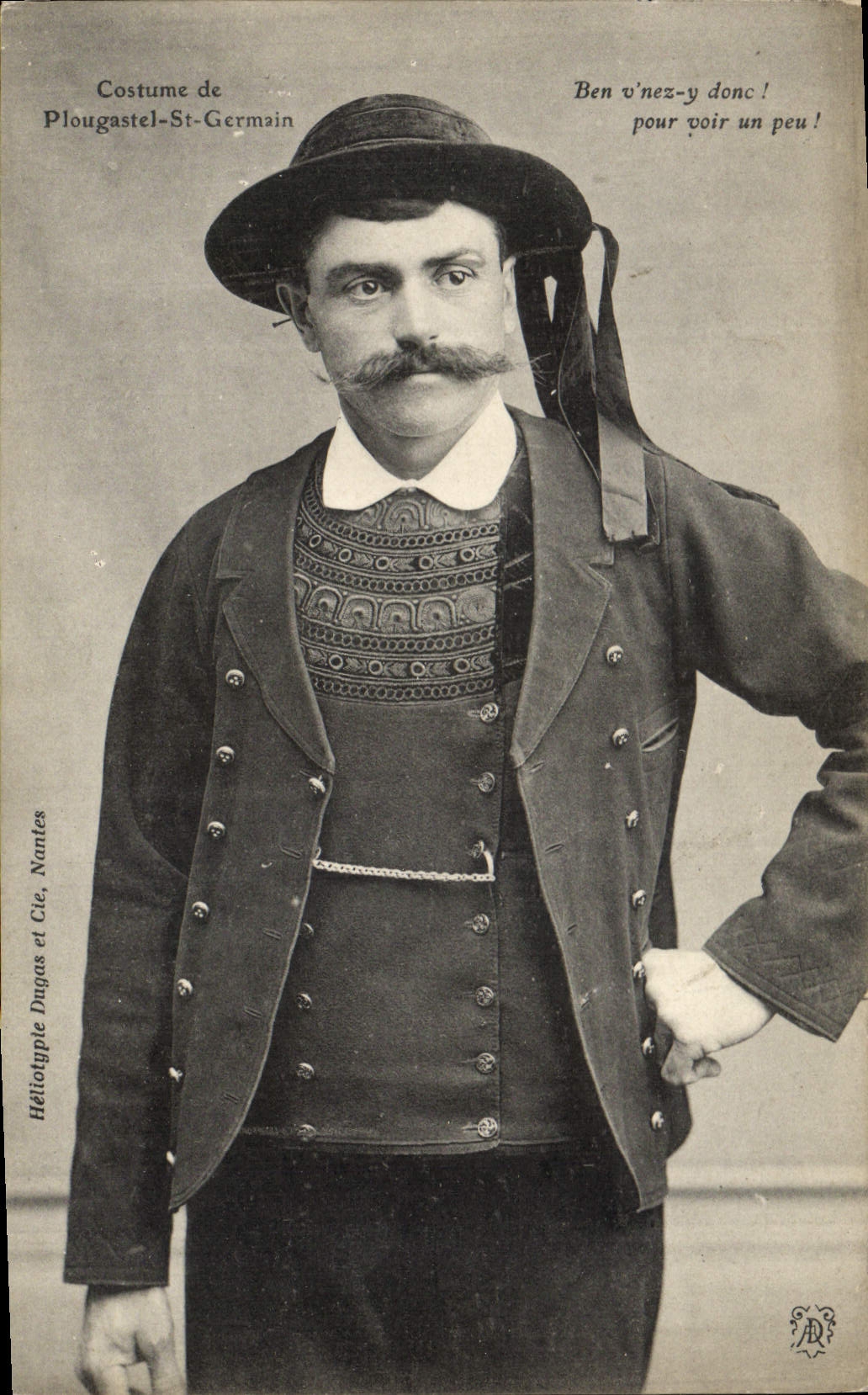 CPA Folklore Costume de Plougastel St Germain