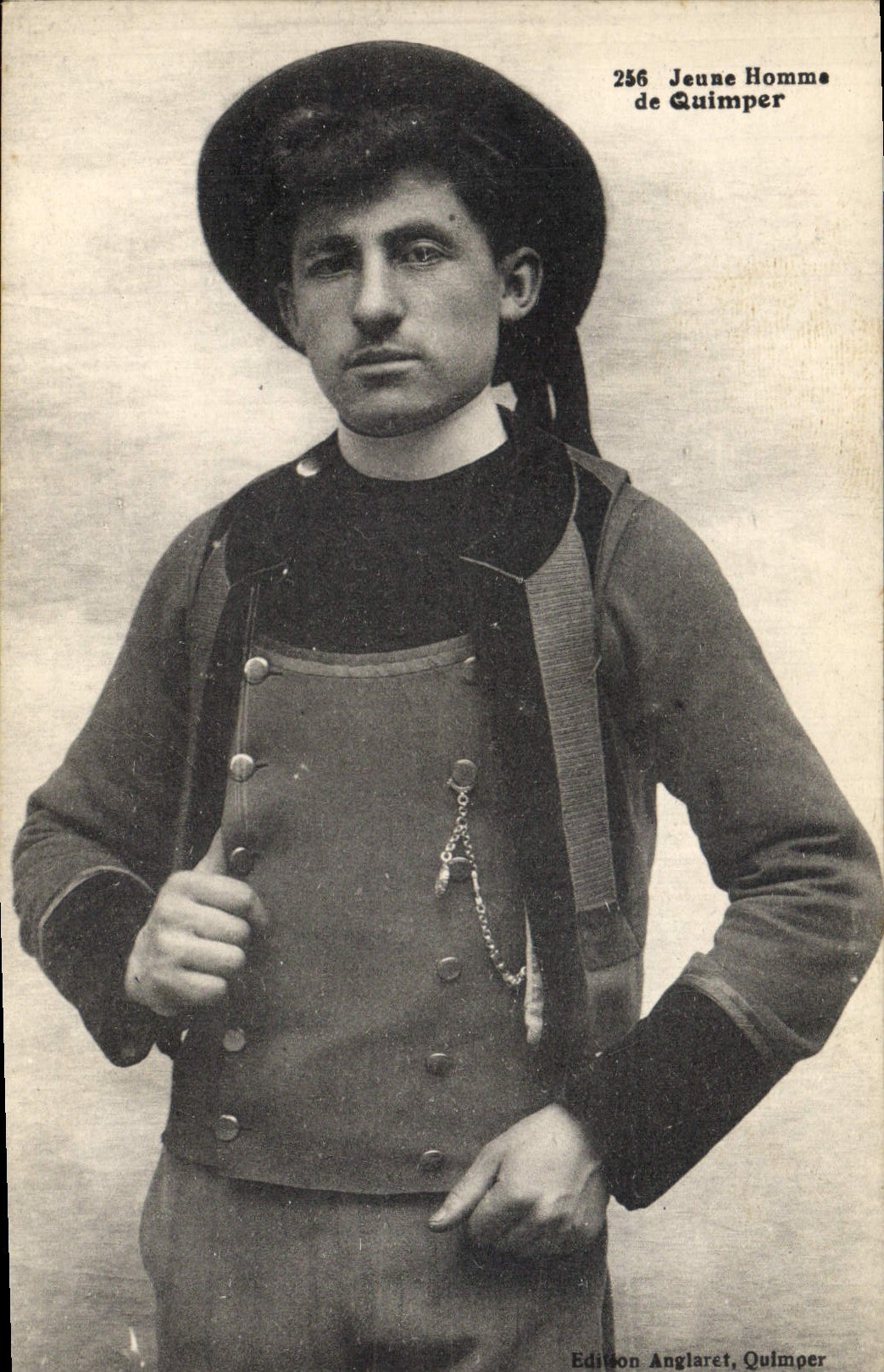 CPA Folklore Jeune homme de Quimper