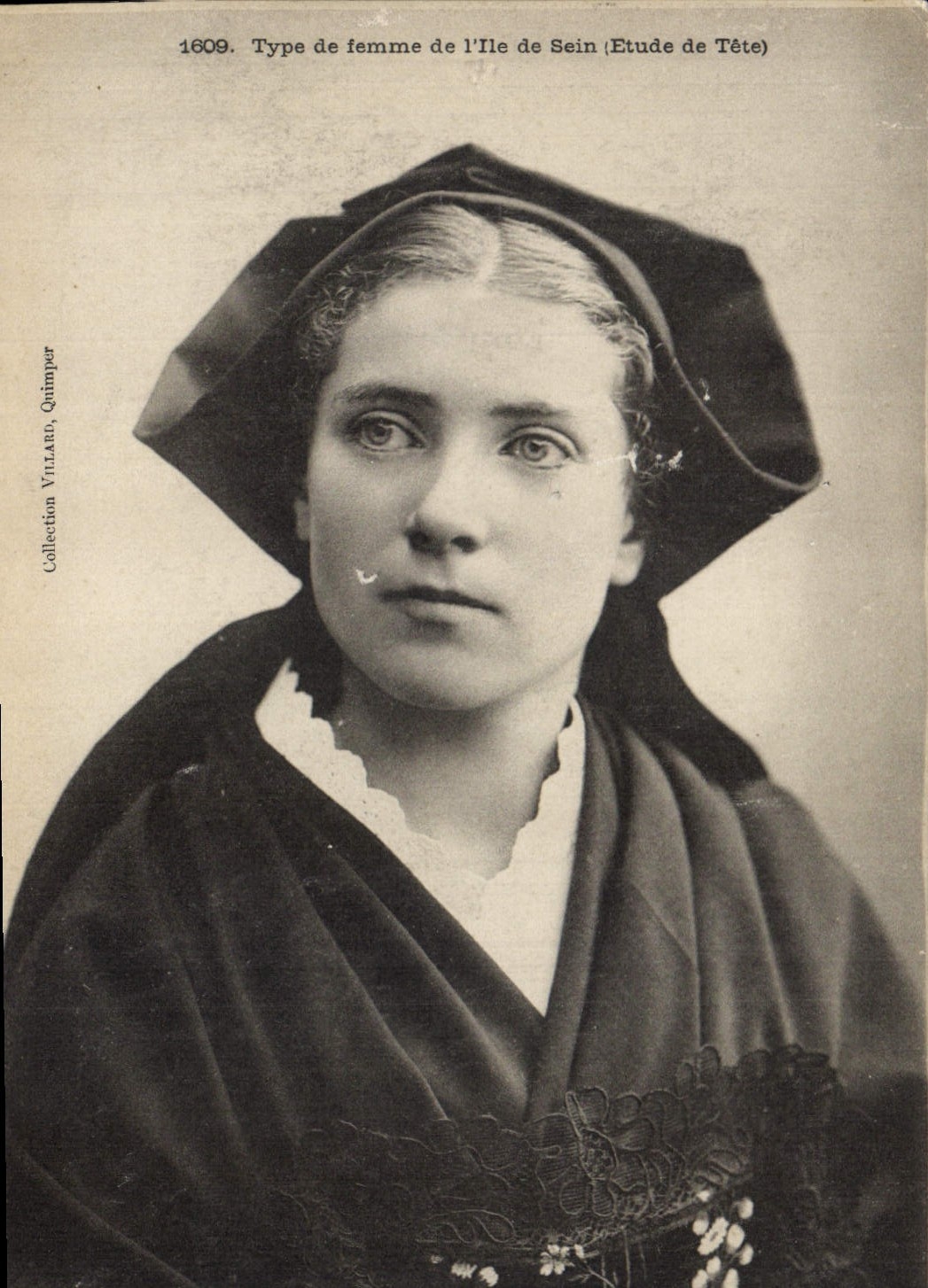 CPA Folklore Type de femme de L'Ile de Sein