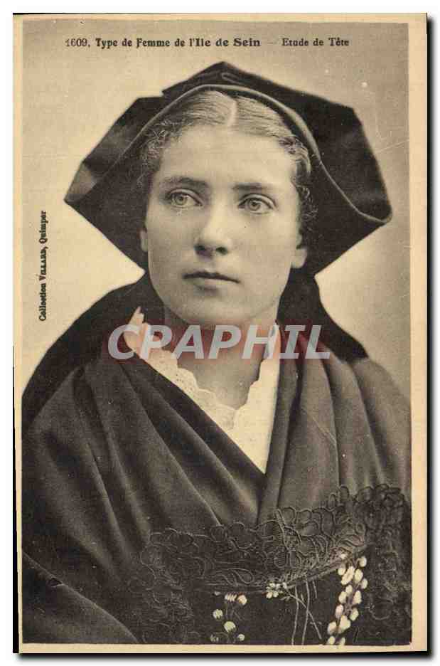 CPA Folklore Type de femme de L'Ile de Sein