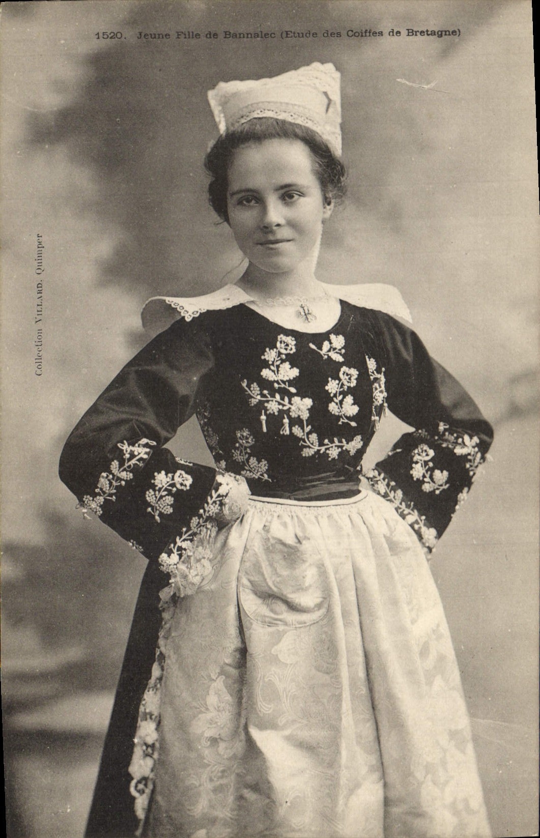 CPA Folklore Jeune fille de Bannalec