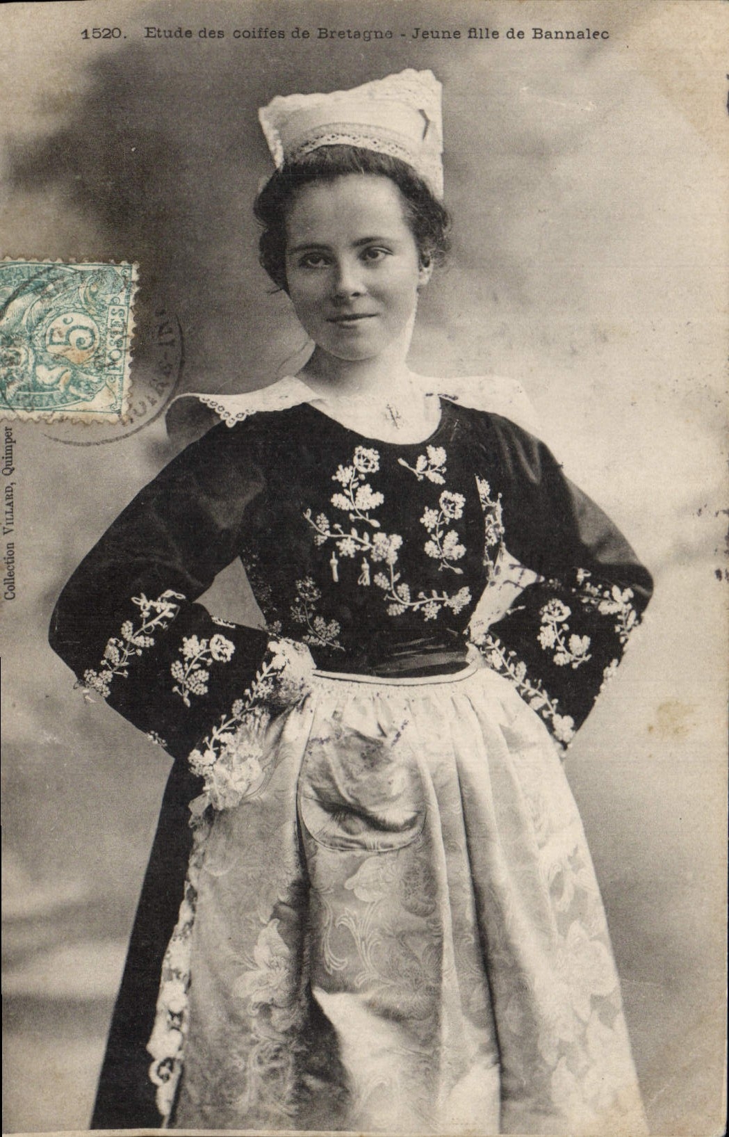 CPA Folklore Jeune fille de Bannalec