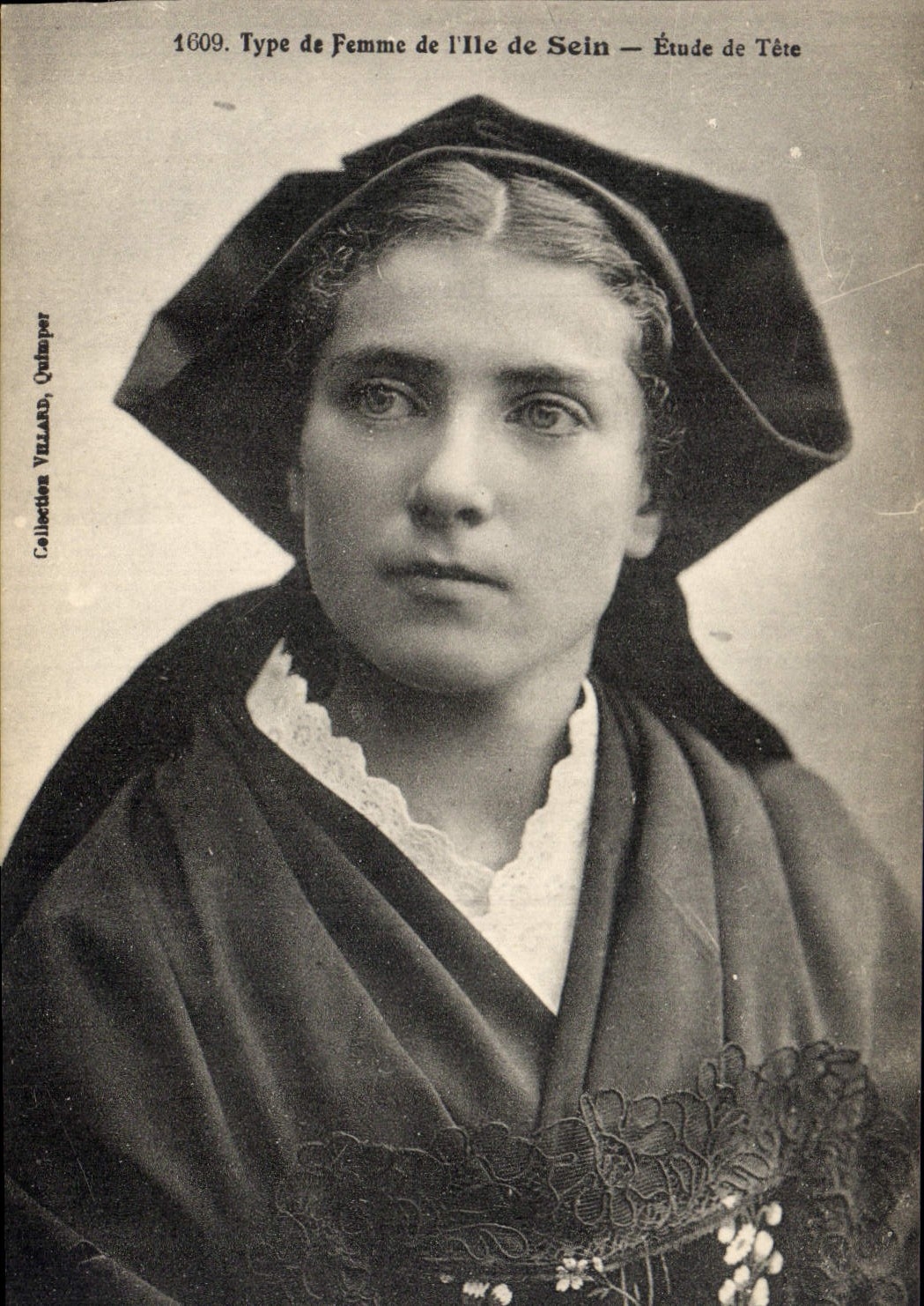 CPA Folklore Type de femme de L'Ile de Sein