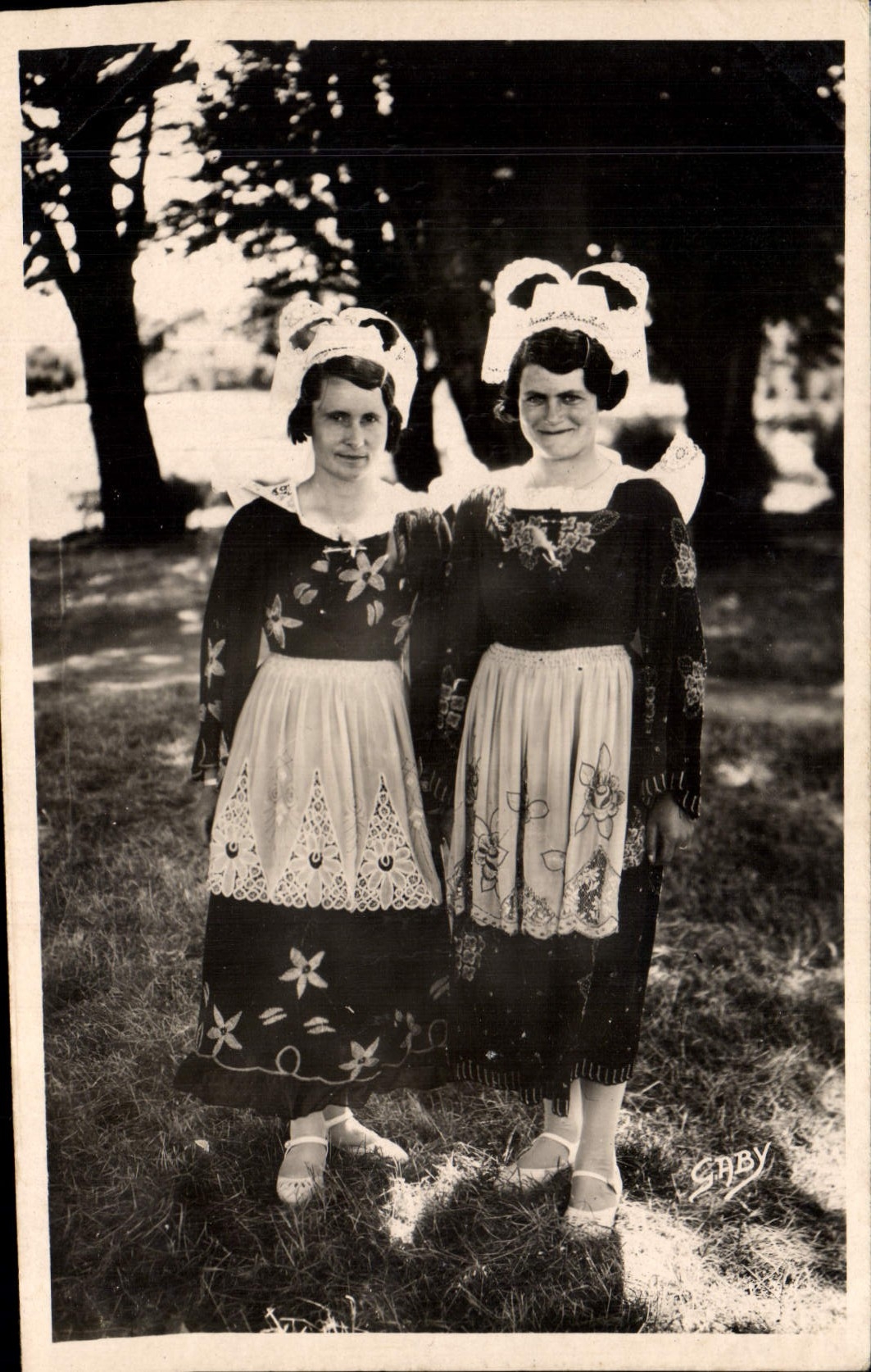 CPA Folklore Jeunes filles de Saint Yvi 
