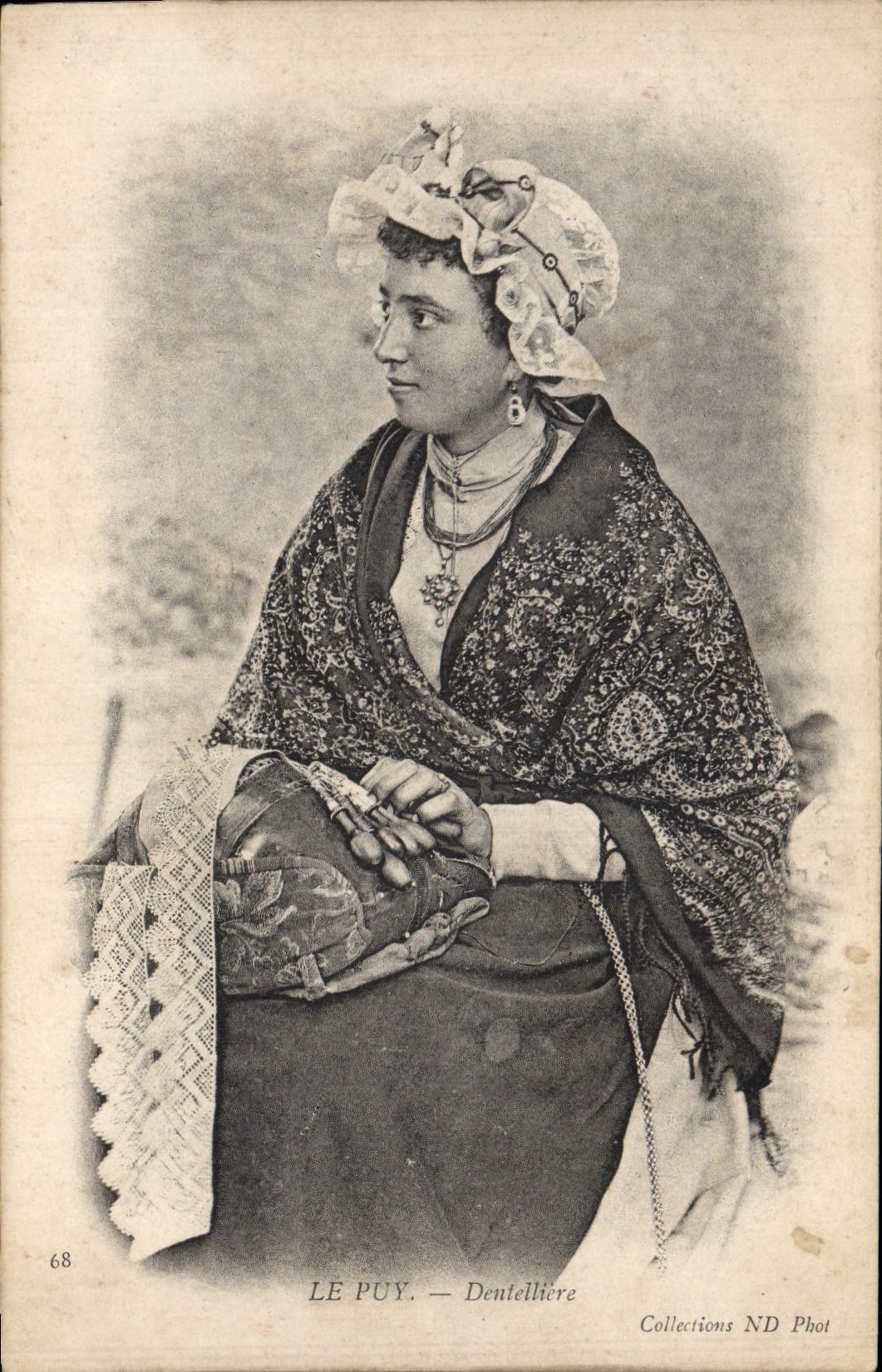 CPA Folklore Dentelle Dentelliere Le Puy