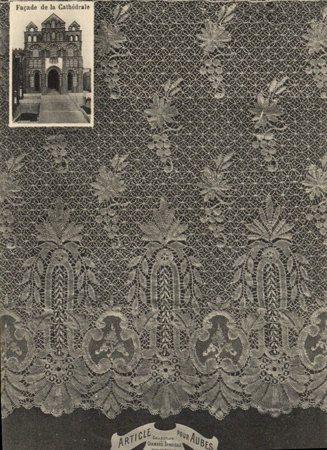 CPA Folklore Dentelle Dentelliere Le Puy Facade de la cathedrale