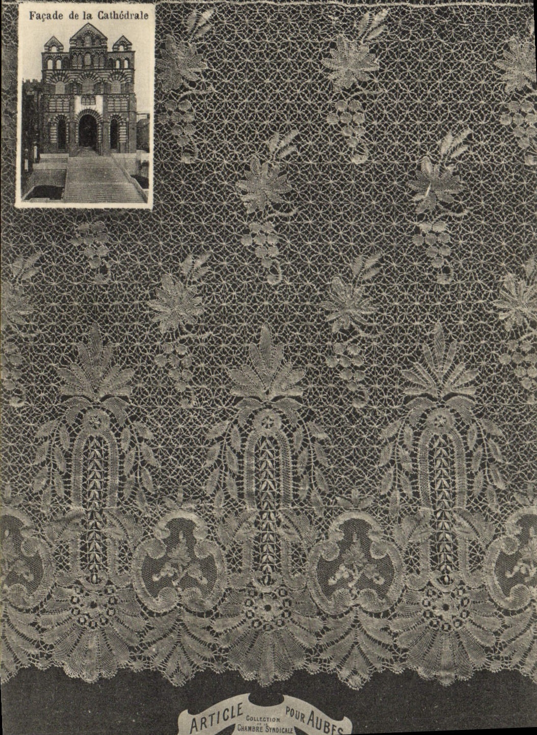 CPA Folklore Dentelle Dentelliere Facade de la cathedrale Le Puy