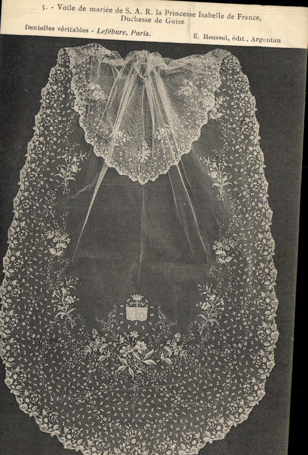 CPA Folklore Dentelle Dentelliere Voile de mariee de SAR la Princesse Isabelle de France Duchesse de Guise