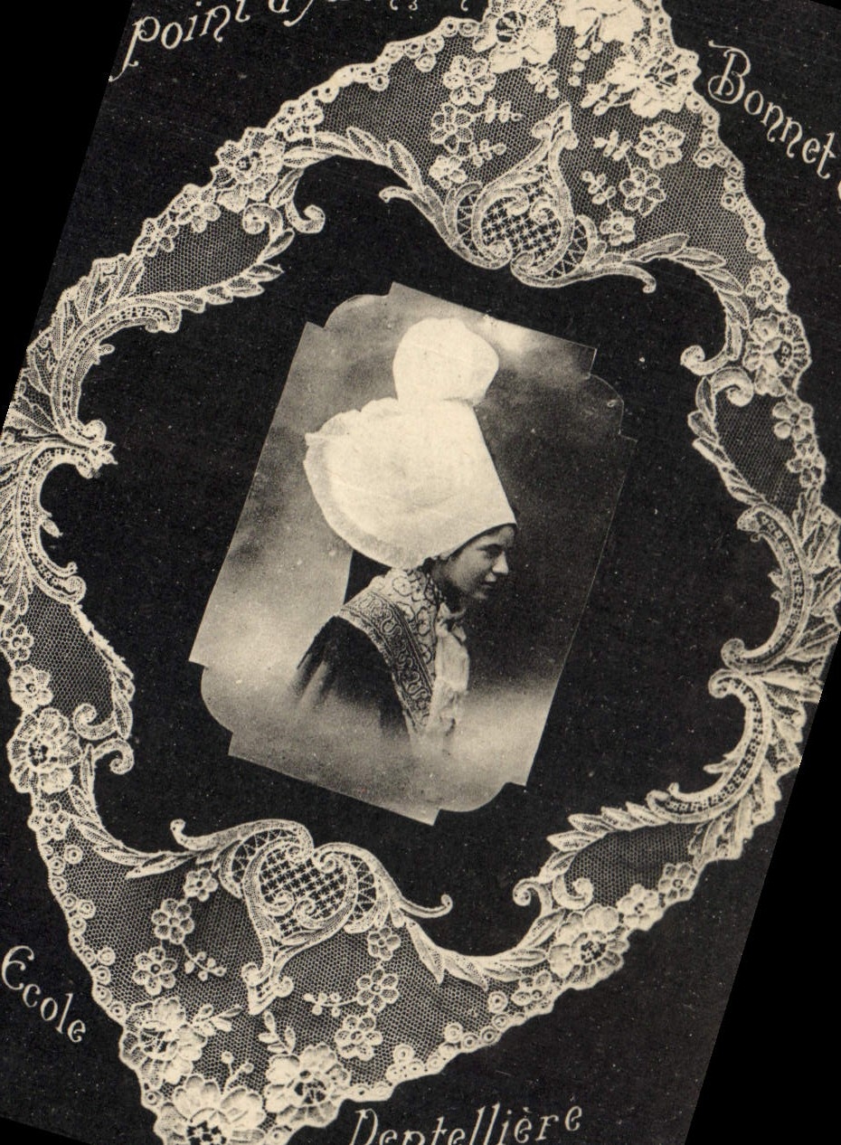 CPA Folklore Dentelle Ecole Dentelliere Point d'Alencon Bonnet de 1840
