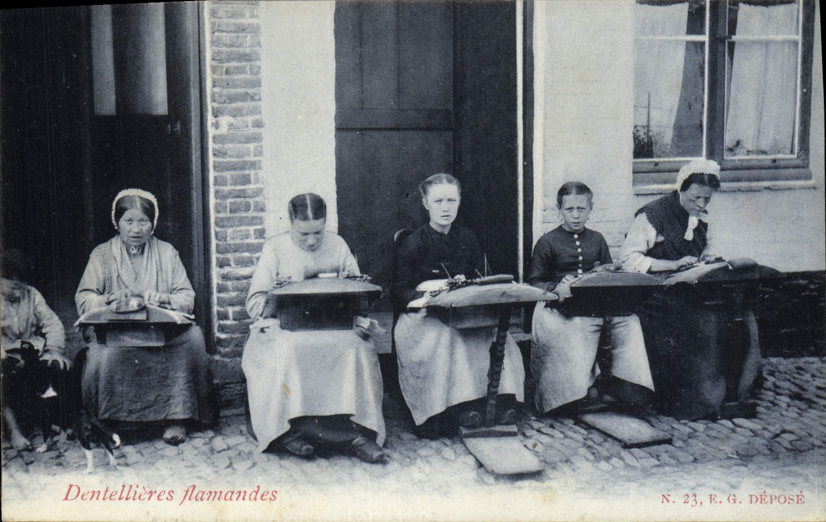 CPA Folklore Dentelle Dentelliere Dentellieres flamandes