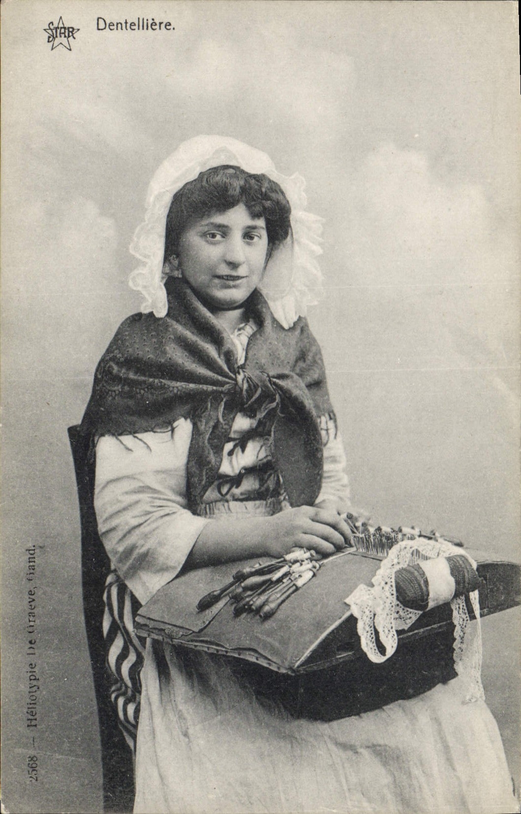 CPA Folklore Dentelle Dentelliere 