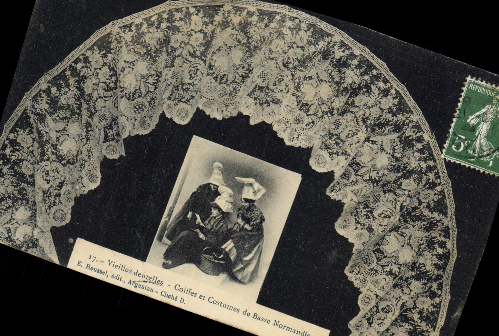 CPA Folklore Dentelle Dentelliere Normandie