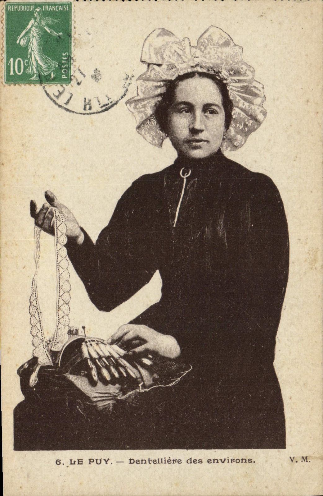 CPA Folklore Dentelle Dentelliere des environs Le Puy