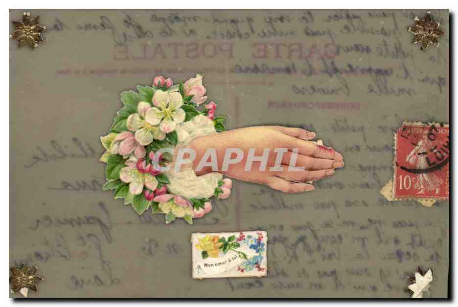 Main tenant un bouquet de fleurs — Carte postale ornée de motifs floraux et de timbres — éditeur non visible