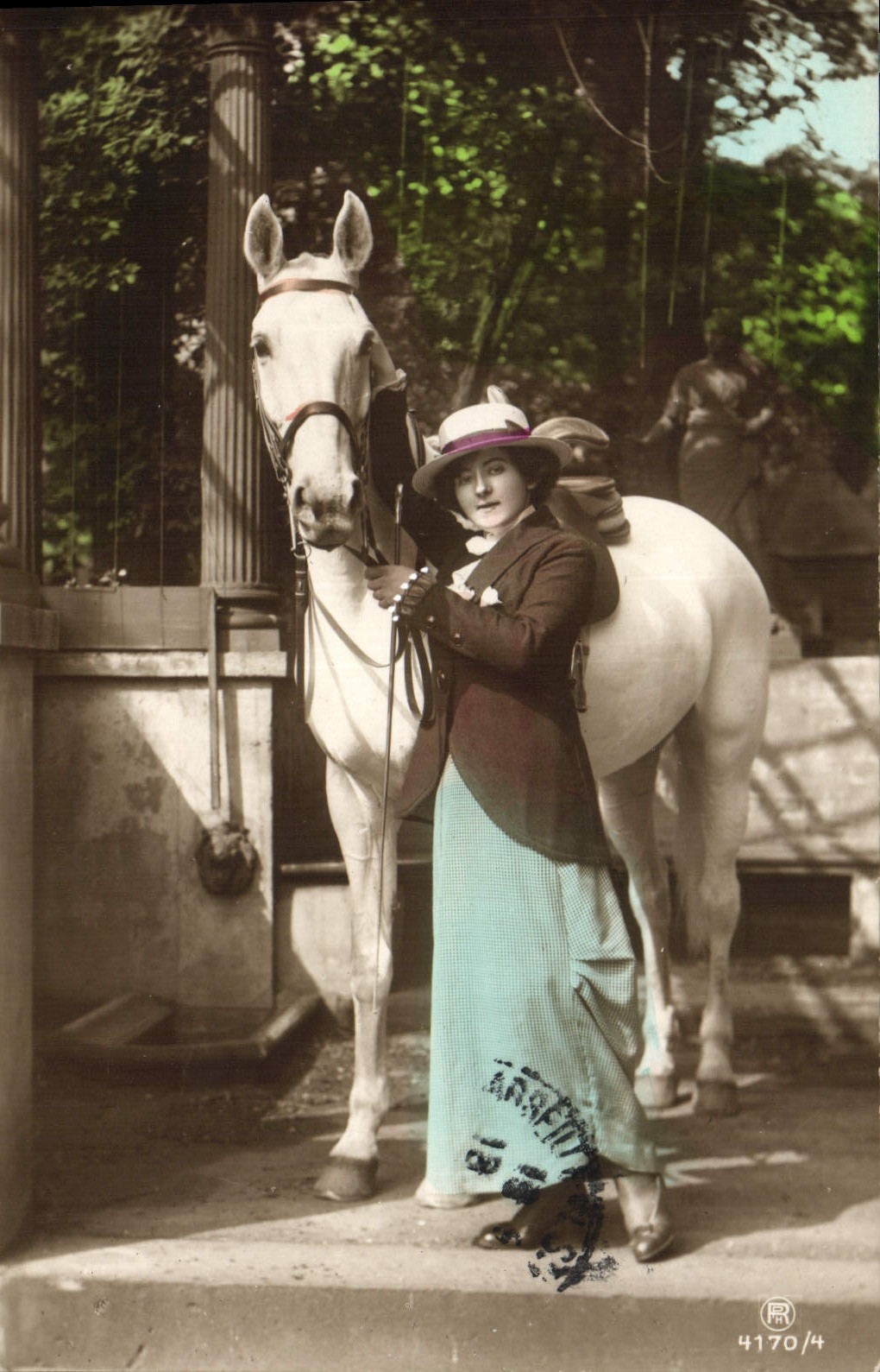 Femme avec un cheval blanc — Éditeur : Photographe 4170/4