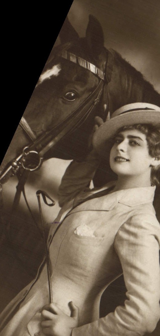 Jeune femme à cheval — photographie sépia — éditeur inconnu