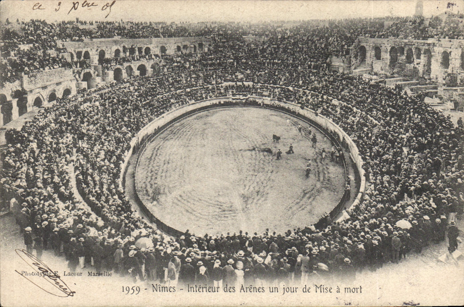 Nîmes — Intérieur des Arènes un jour de Mise à mort — Phototypie E. Lacour Marseille