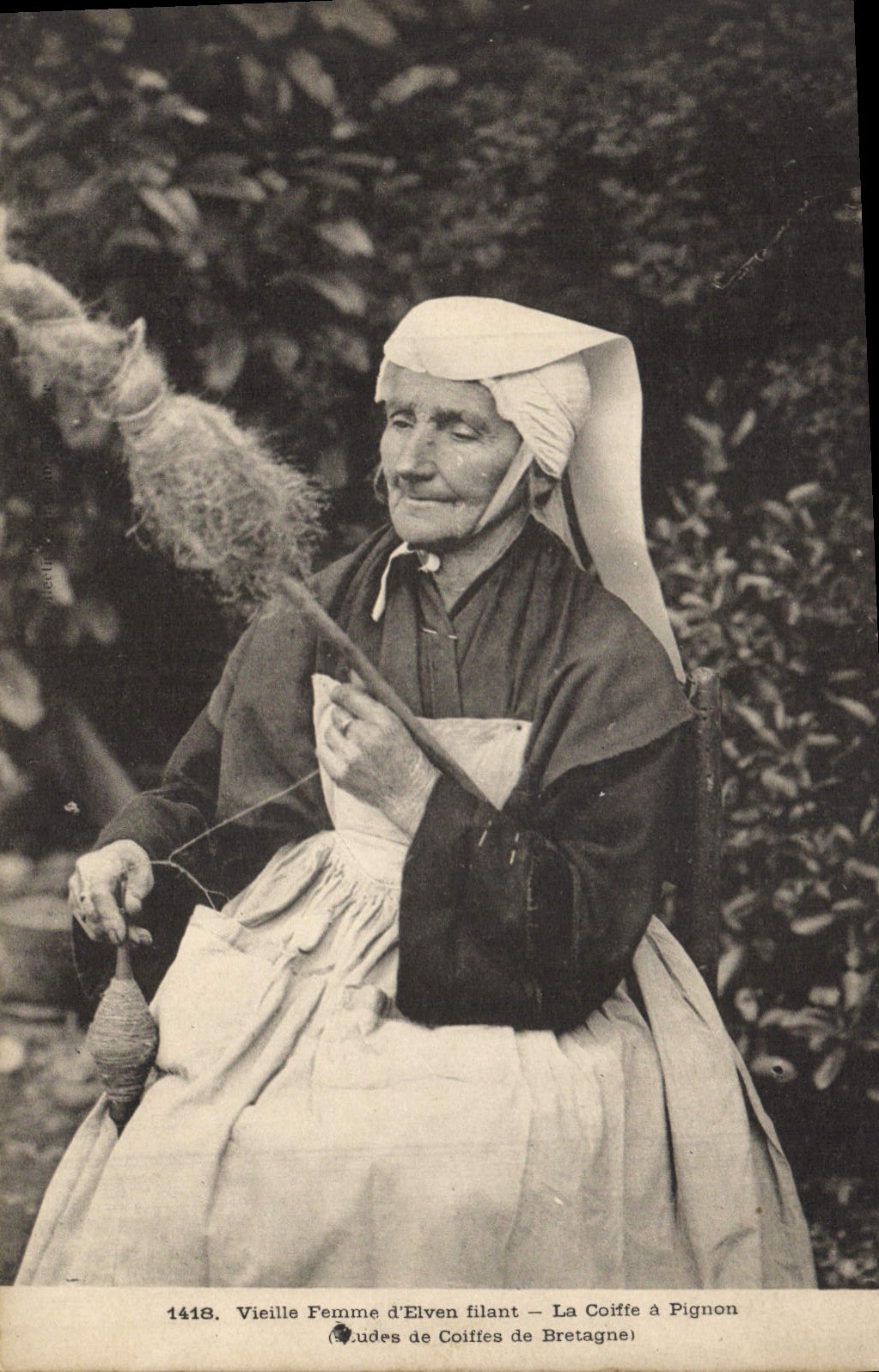 CPA Folklore Vieille femme d'Elven filant La coiffe a Pignon 