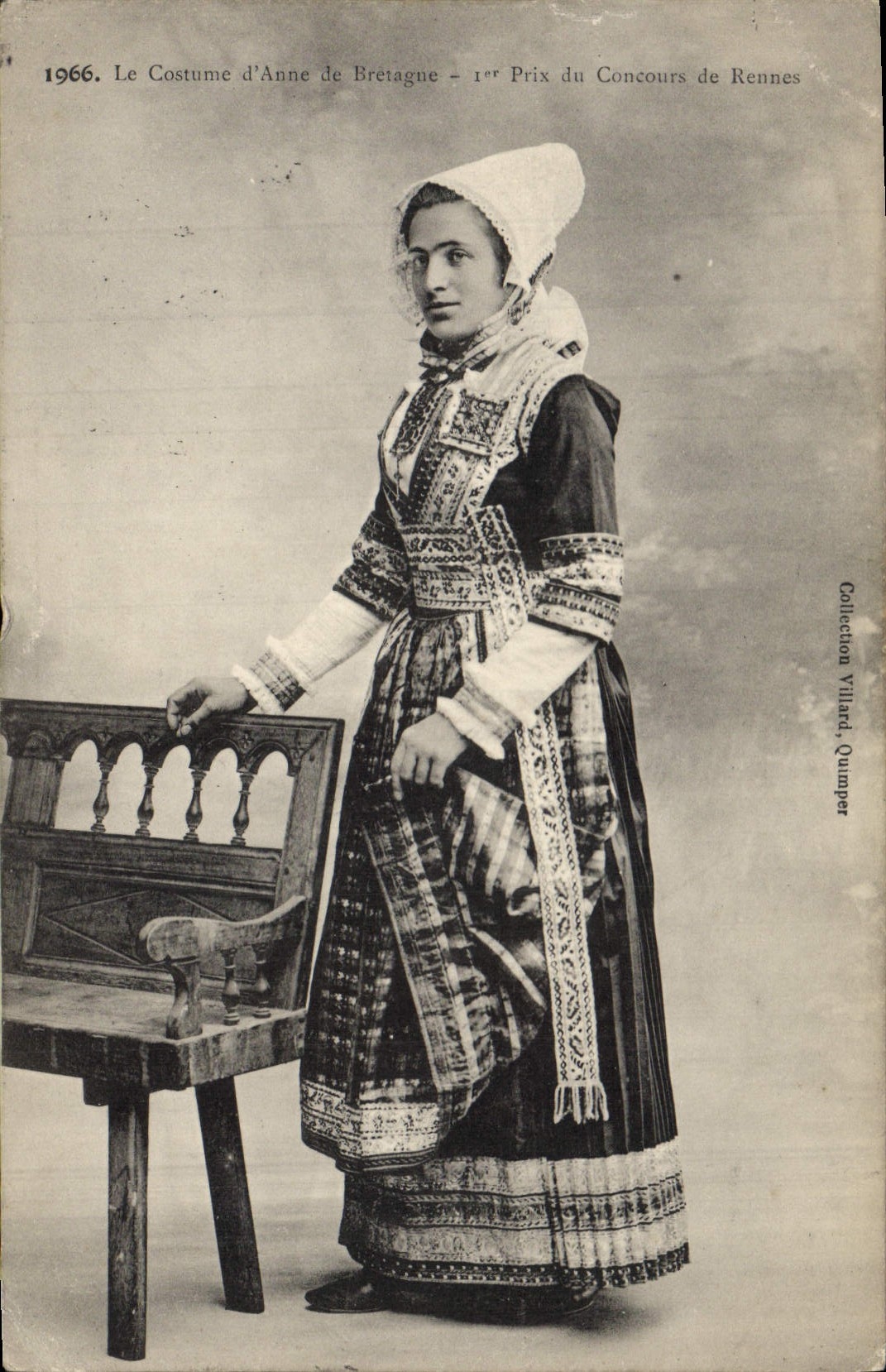 CPA Folklore Le Costume d'Anne de Bretagne 1er prix du concours de beaute 