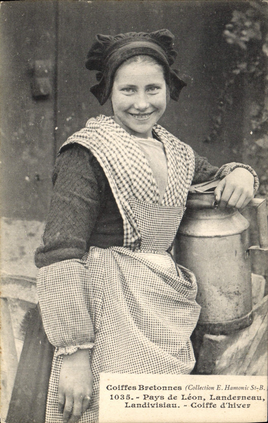 CPA Folklore Pays de Leon Landerneau Landivisiau coiffe d'hiver 