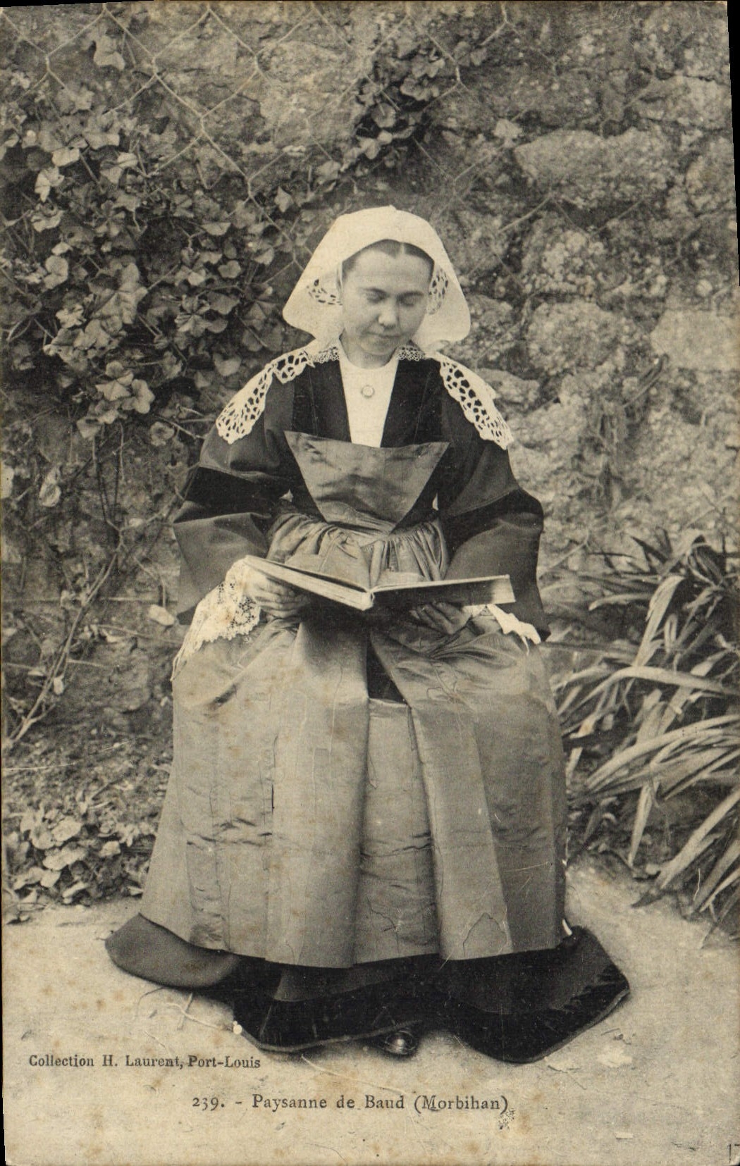 CPA Folklore Paysanne de Baud Morbihan 