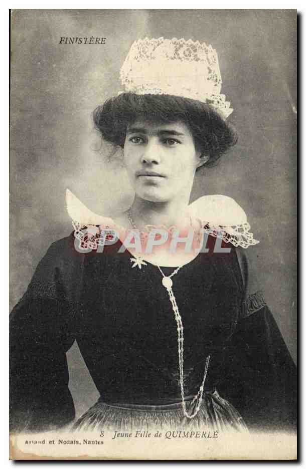CPA Folklore Finistere Jeune fille de Quimperle 