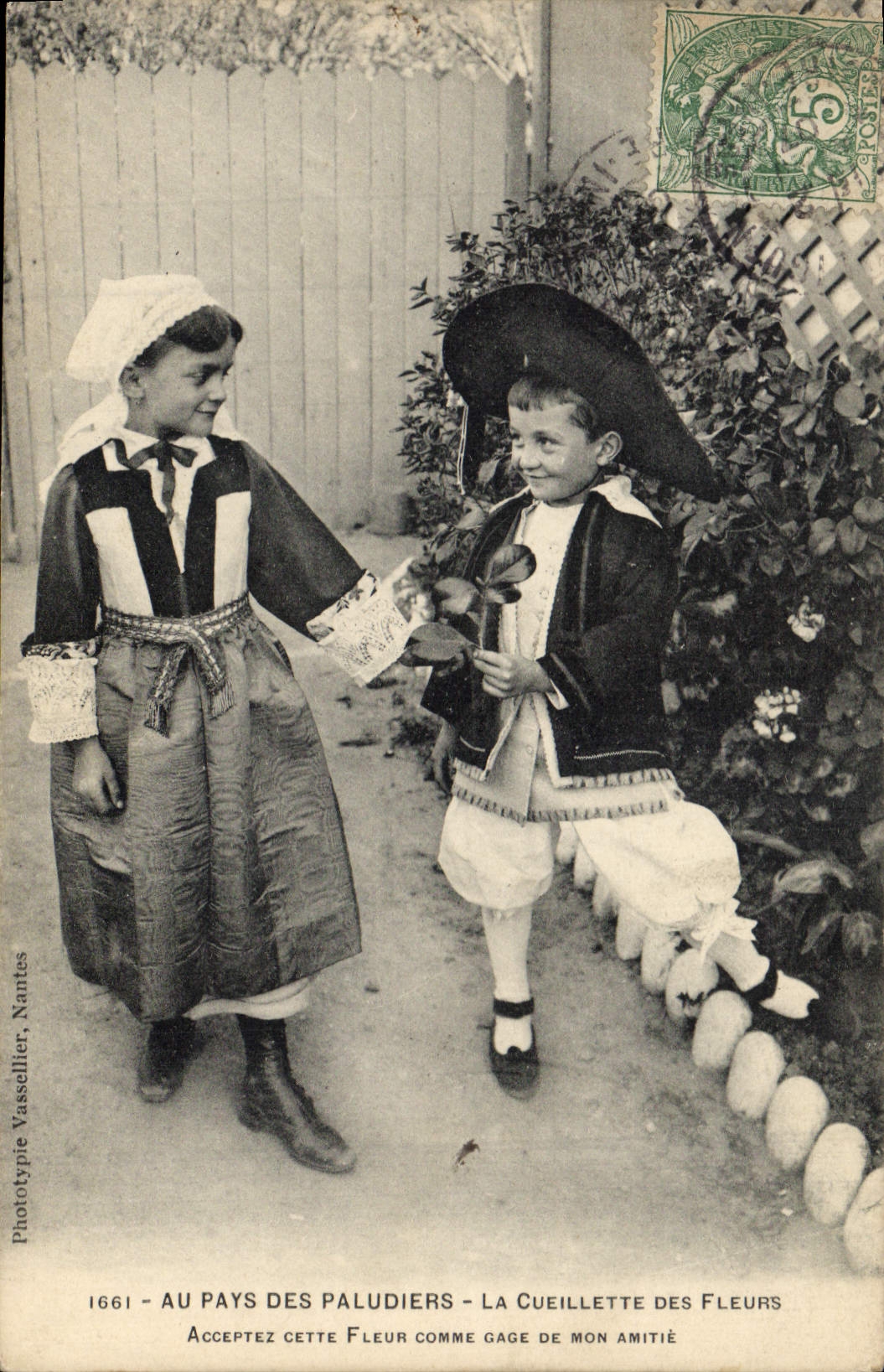 CPA Folklore Enfants La cueillette des fleurs Au pays des Paludiers 