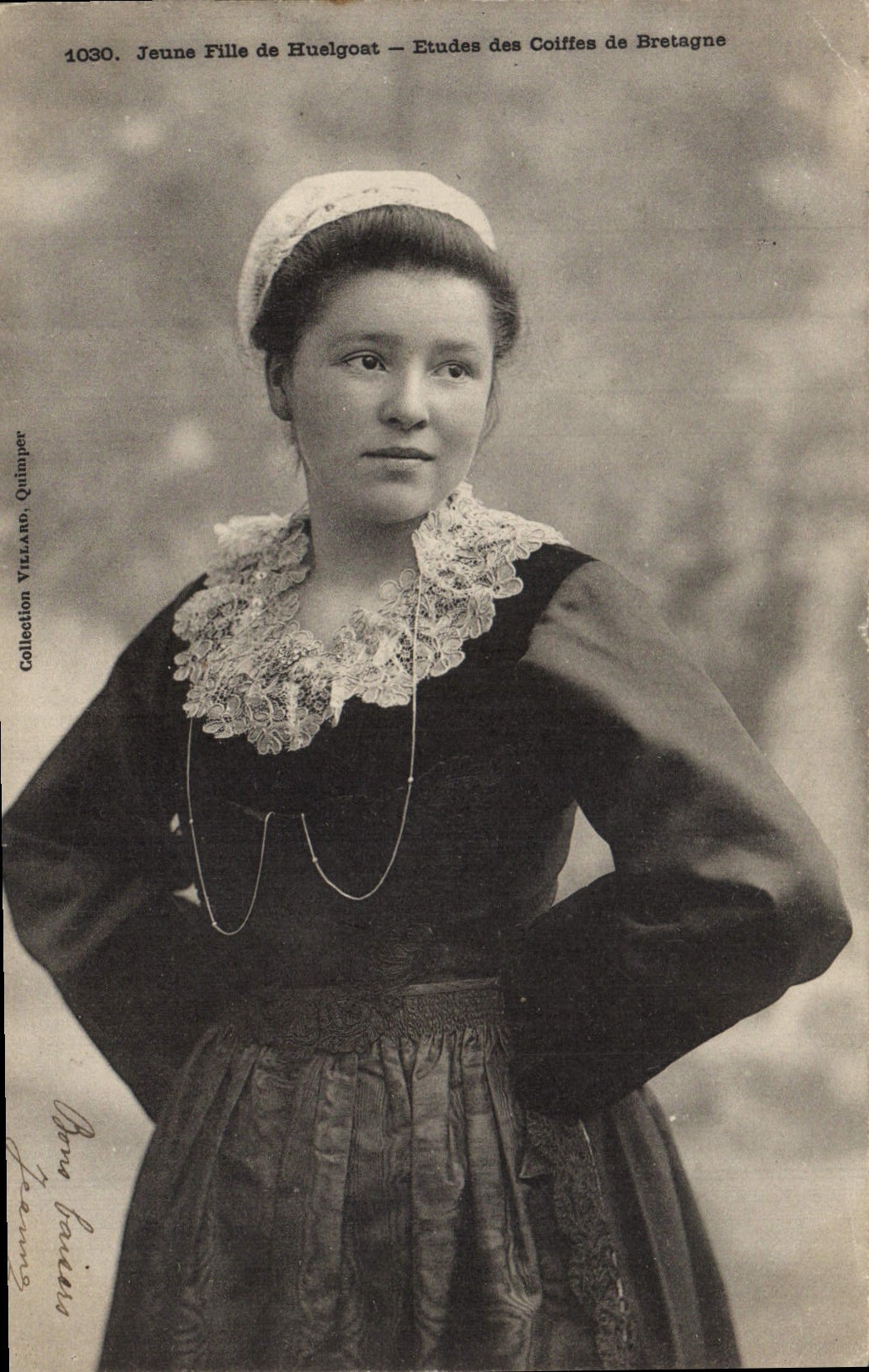 CPA Folklore Jeune fille de Huelgoat 