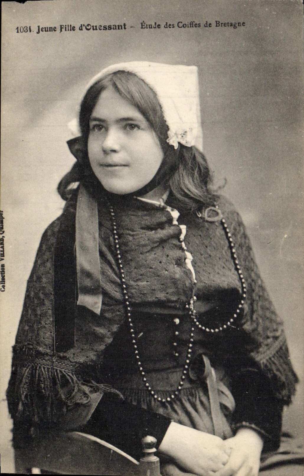 CPA Folklore Jeune fille d'Ouessant 
