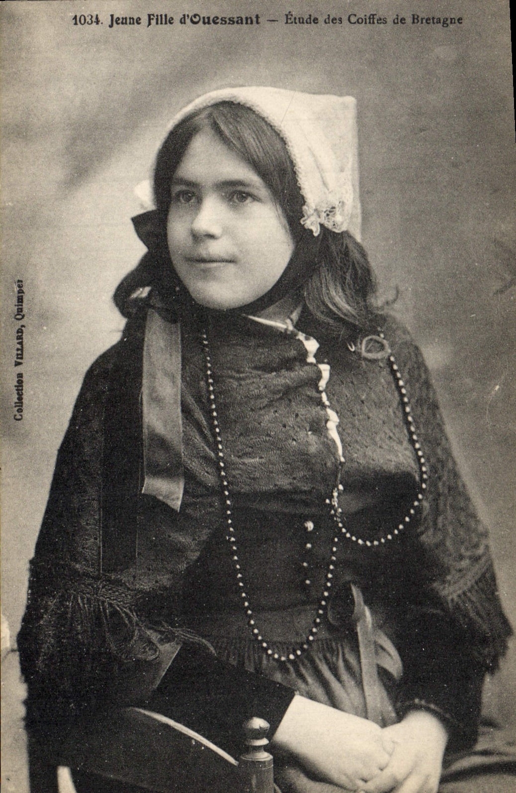 CPA Folklore Jeune fille d'Ouessant 
