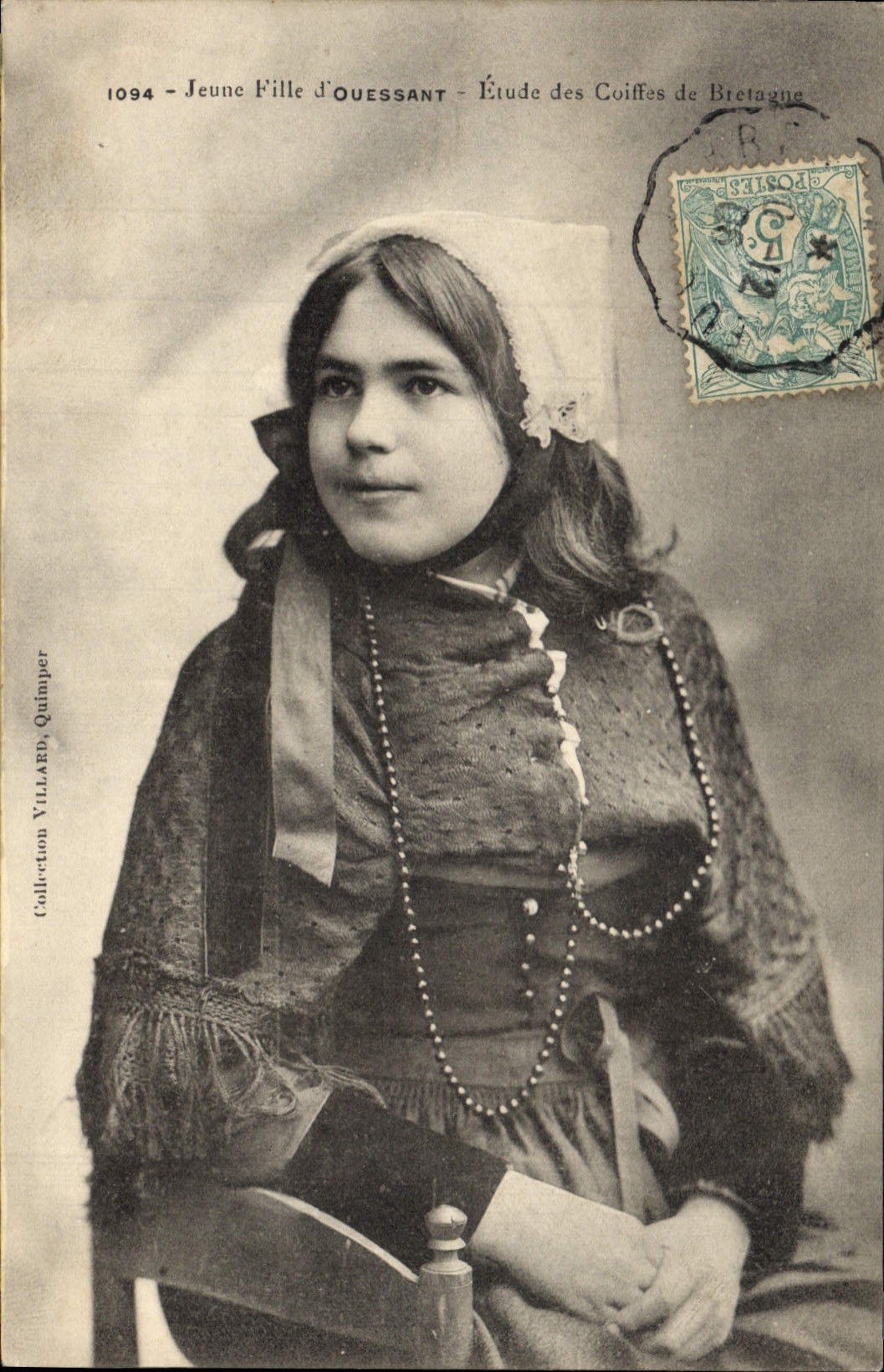 CPA Folklore Jeune fille d'Ouessant 