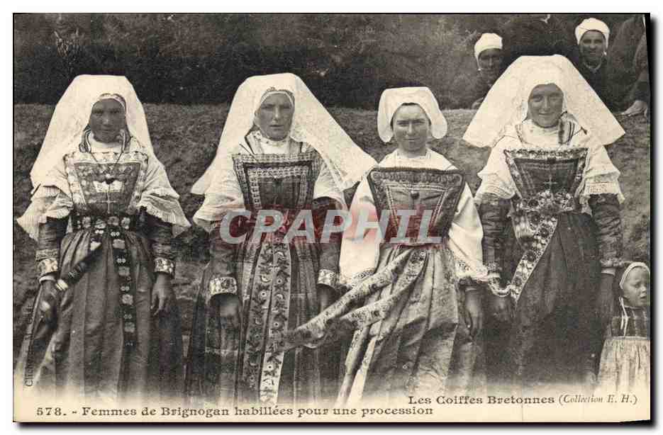 CPA Folklore Femmes de Brignogan habillees pour une procession 