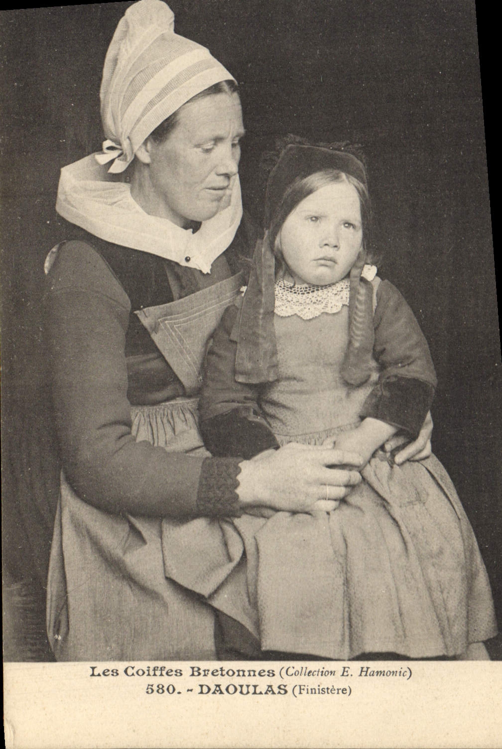 CPA Folklore Daoulas Finistere Femme Enfant 