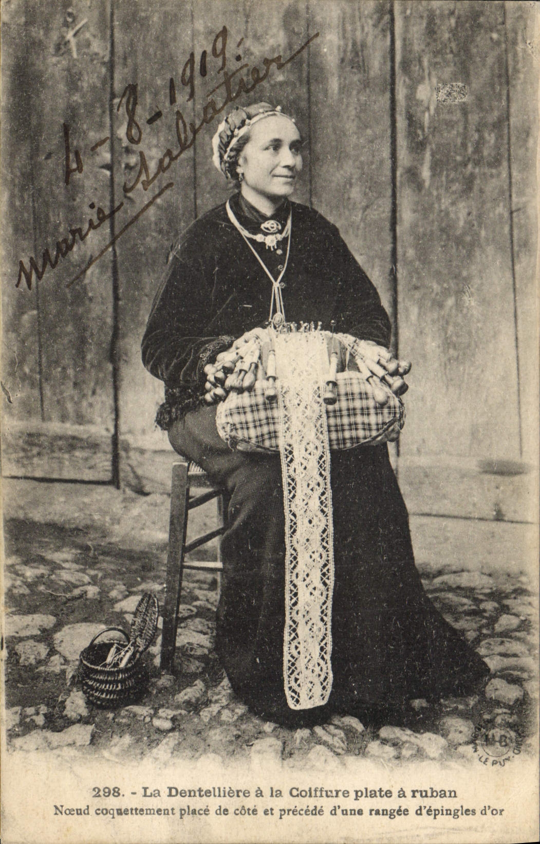 CPA Dentelle Dentelliere a la coiffure plate a ruban