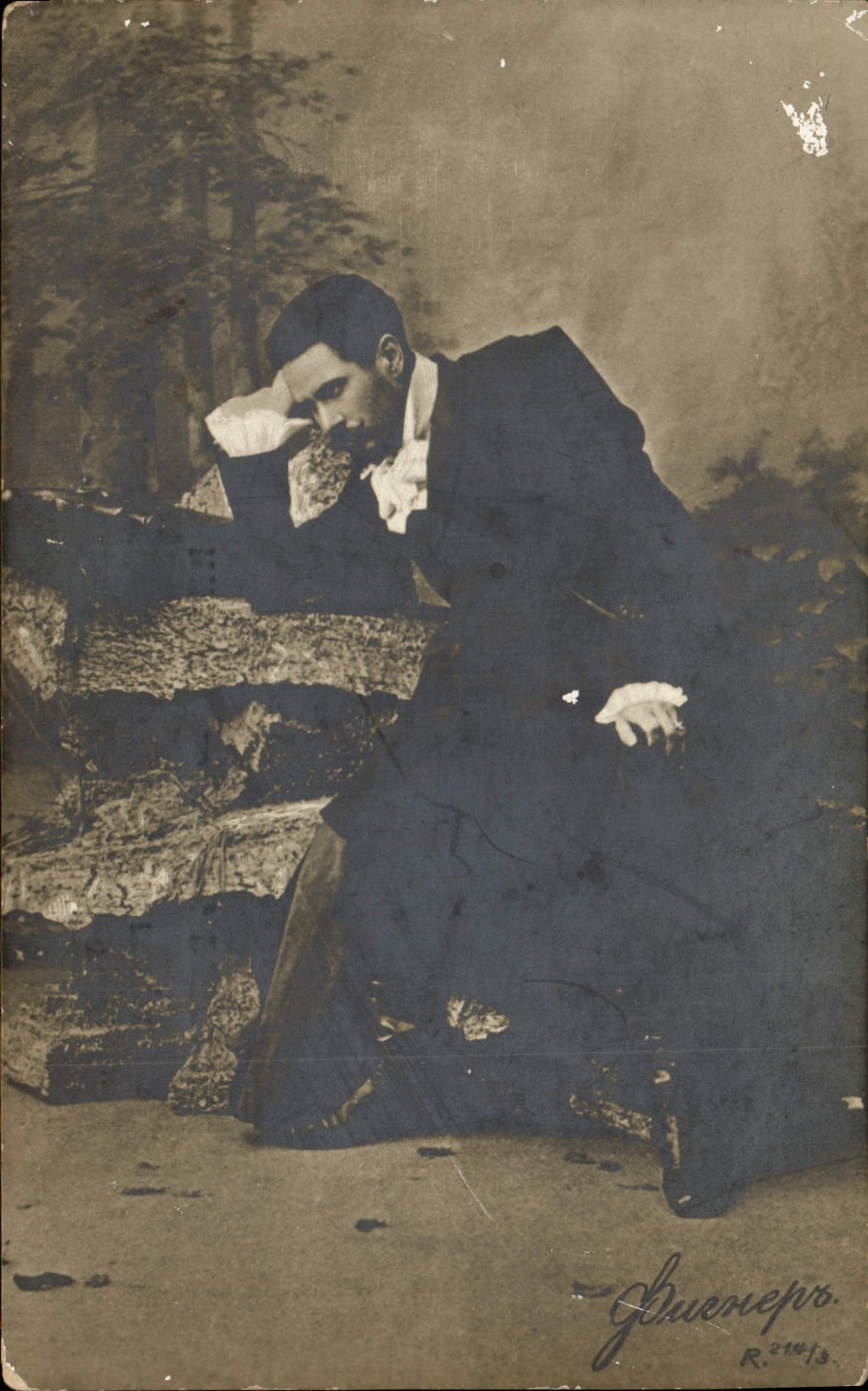 Homme en costume sombre — pose méditative — atelier Ghisemero, R.21043