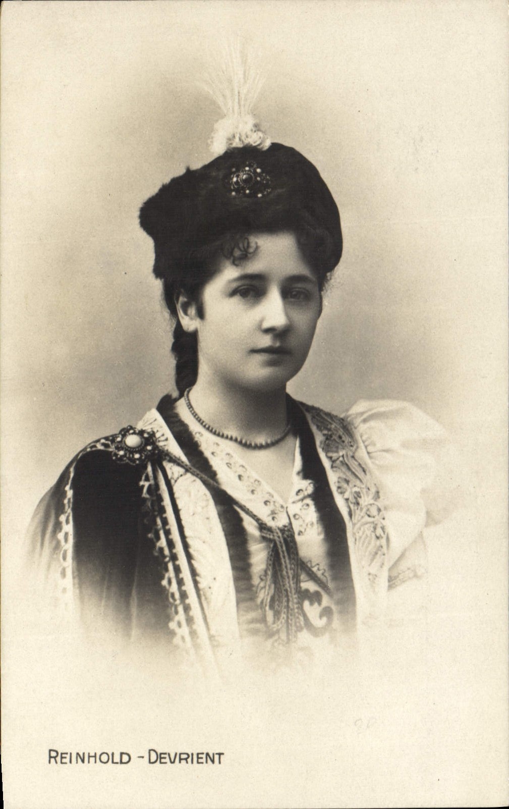 Jeune femme en costume traditionnel — Reinhold-Devrient - Anverso