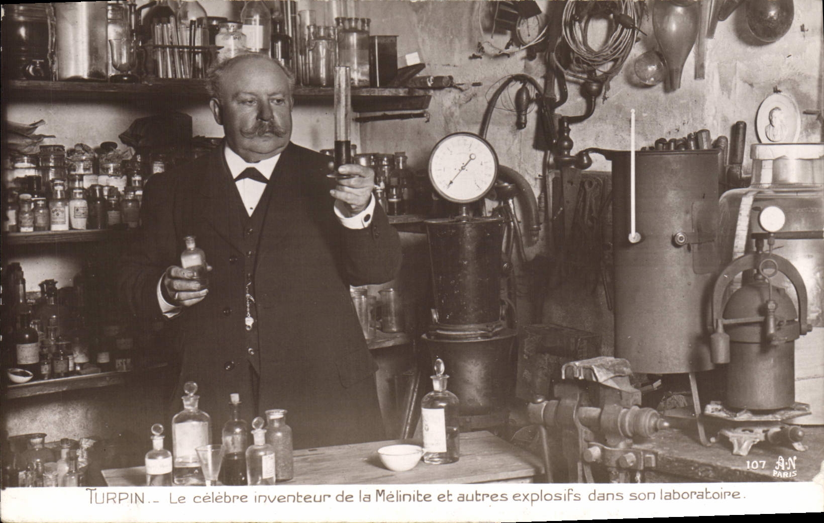 Turpin — Le célèbre inventeur de la Mélinite et autres explosifs dans son laboratoire — A. Noyer, Paris, N° 107