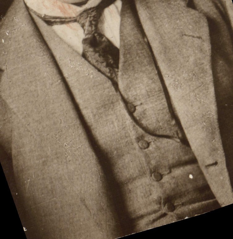 Portrait d'homme en costume — éditeur CPAPHIL, n° de série 98